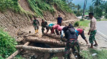 Babinsa Yang Tergabung dan Warga Gotong Royong Perbaiki Jalan Longsor Menuju Jembatan