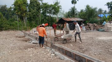Babinsa Dampingi Pembangunan KDKMP, Tekankan Kualitas Pondasi dan Keselamatan Saat Bekerja