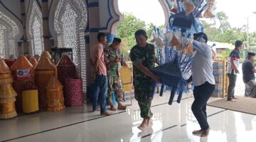 BABINSA KORAMIL 05/DM BANTU ANGKAT HIDANG DI ACARA MAULID NABI SAW