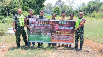 Cegah Karhutla, Babinsa Bersama Polhut Dan Warga Gelar Patroli Lahan Rawan Kebakaran