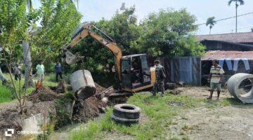 Babinsa Bersama Warga Turunkan Gorong Gorong Pondasi Bangun Jembatan Beton