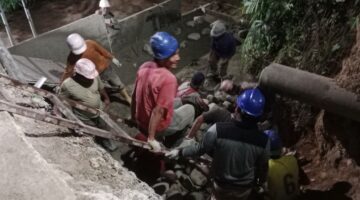 Personil Kodim 0108/Agara dan Warga Masyarakat Bahu-Membahu Lembur Bangun Jembatan