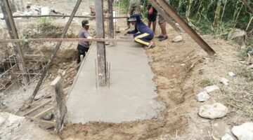 Babinsa Pantau Usai Pengecoran Pondasi Tiang Angkur Jembatan Gantung Perintis