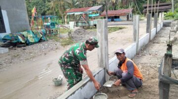 Peduli Terhadap Sarana Pendidikan, Babinsa Bantu Dalam Pembuatan Pagar Sekolah