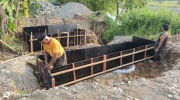 Jembatan Rusak Babinsa Kodim 0108/Agara Bantu Perbaiki Bangun Kembali Jembatan Beton