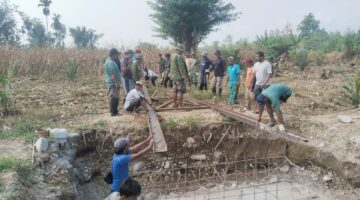 Babinsa Bersama Warga, Terus Bahu Membahu dalam pemasangan Tiang pylon Pembangunan Jembatan Gantung Perintis