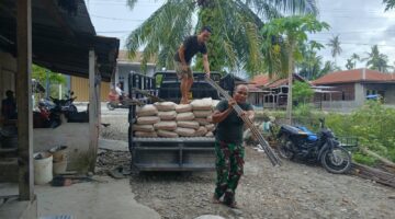 Babinsa Turunkan Distribusi Material Pembangunan Jembatan Beton