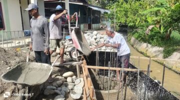 Babinsa Bersama Warga Gotong Royong Cor Pondasi Jembatan Beton