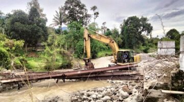Wujud Kebersamaan, Babinsa Bersama Warga Gotong Royong Bongkar Jembatan Rusak