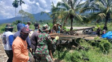 Percepatan progres Pembangunan Jembatan Gantung Perintis Babinsa Dampingi pengangkatan Tiang Pylon