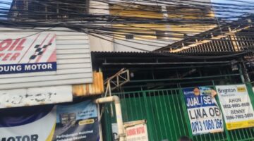 Aksi Cepat Petugas Kepolisian dan Warga Selamatkan Perempuan yang Bergelantungan di Lantai 4 Kos di Penjaringan